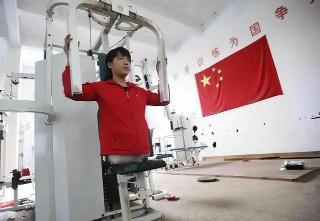 截瘫游泳运动员_游泳冠军死亡_半身截肢变成游泳冠军