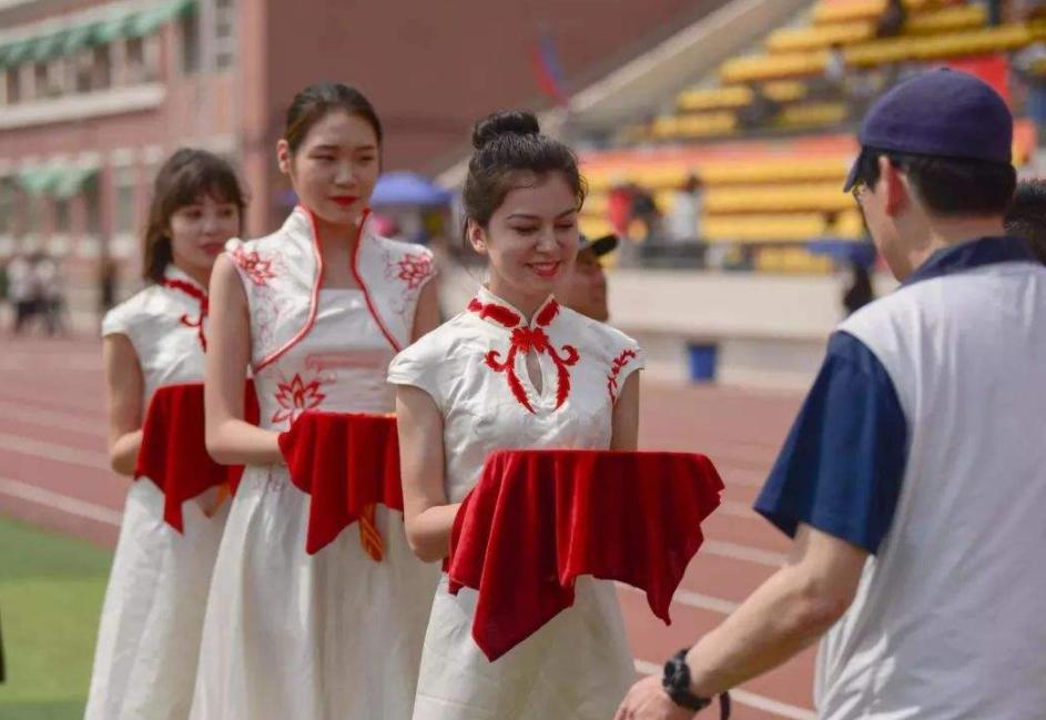 高中生如何运动会_高中生运动会有哪些项目_高中生运动会绘画作品