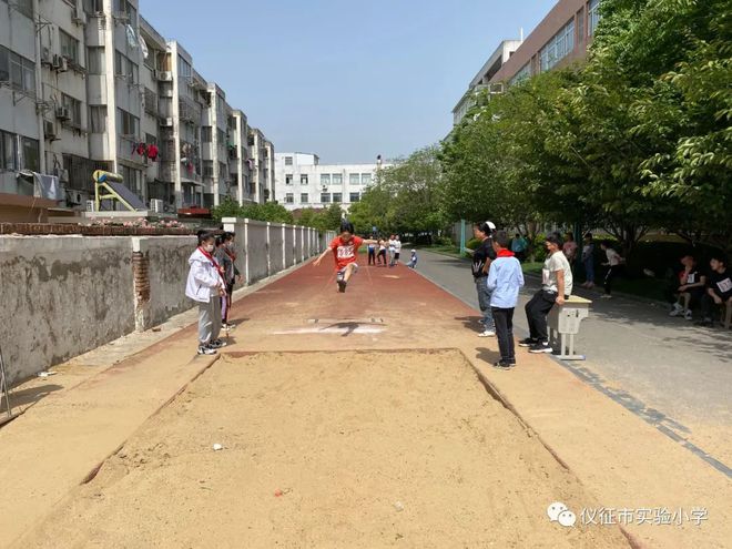 小学校园跳高比赛规则_学校跳高比赛的规则_中小学跳高的比赛地和规则