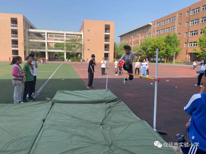 学校跳高比赛的规则_小学校园跳高比赛规则_中小学跳高的比赛地和规则