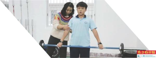 举重的哑铃是什么做的_举重冠军一般举多重的哑铃_举重冠军哑铃挑战
