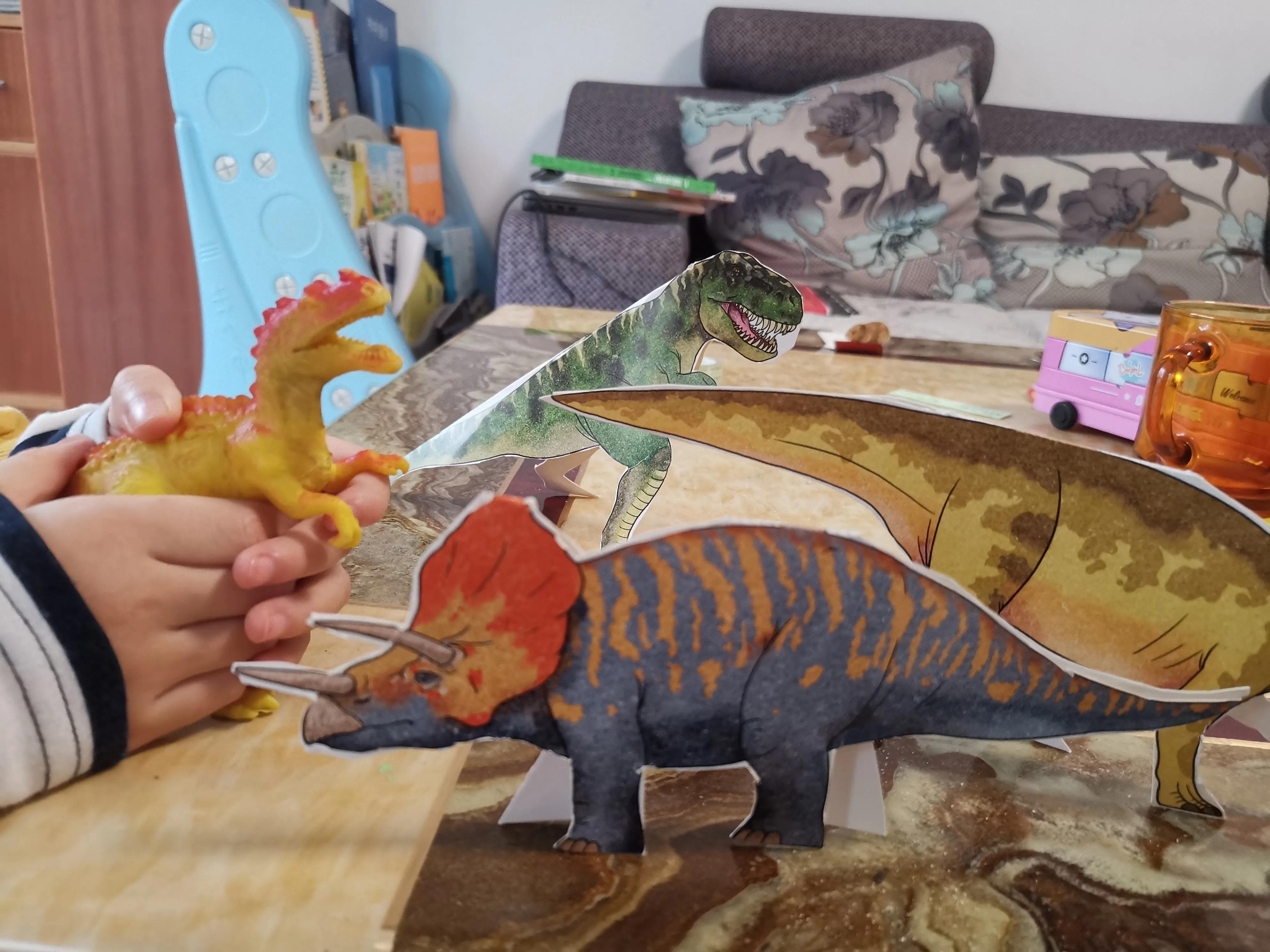 画画踢足球_踢足球的游戏规则绘画_踢绘画足球规则游戏有哪些