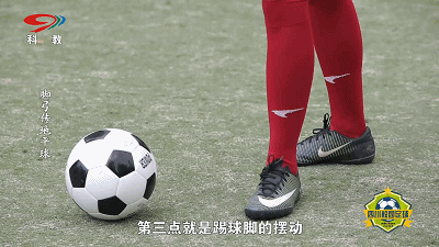 足球垫球的动作要领_足球求技巧垫球教学视频_求足球垫球技巧
