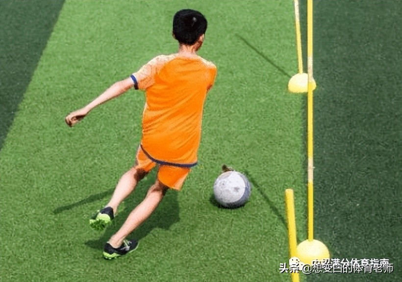 足球垫球的动作要领_足球求技巧垫球教学视频_求足球垫球技巧