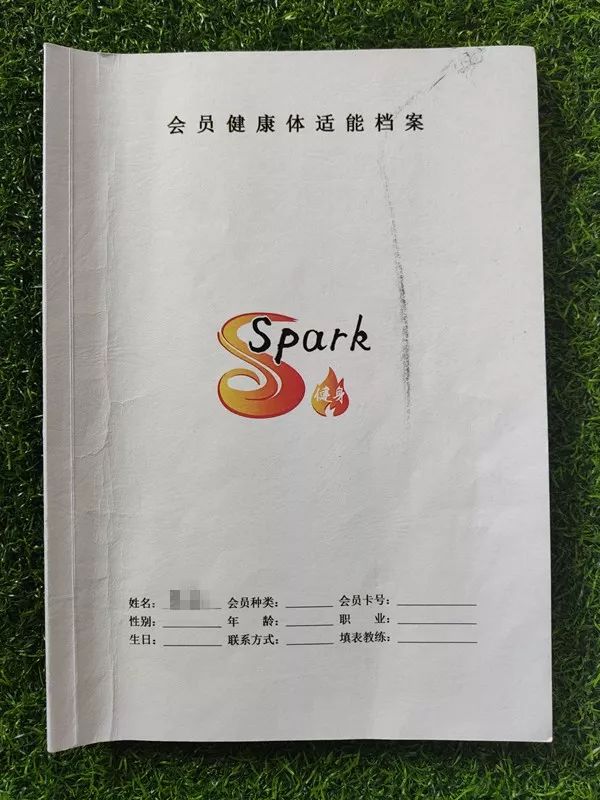 女人到健身房找私教_健身找女私教是什么体验_健身房找女私人教练的好处