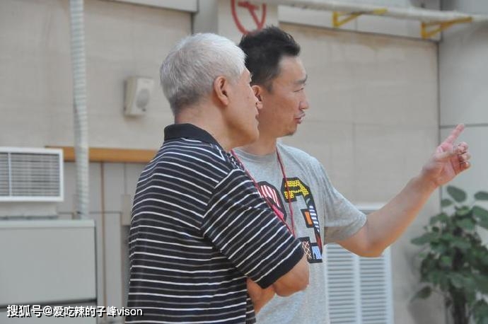 获篮球赛冠军_篮球获得冠军都是他的功劳_篮球运动员冠军是谁